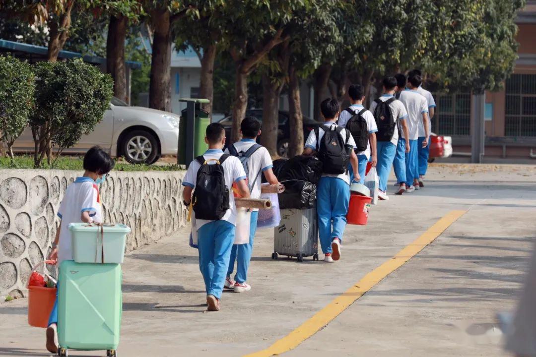 李树芬纪念中学从今天开始台山各所初高中学校的师生全面开启校园学习