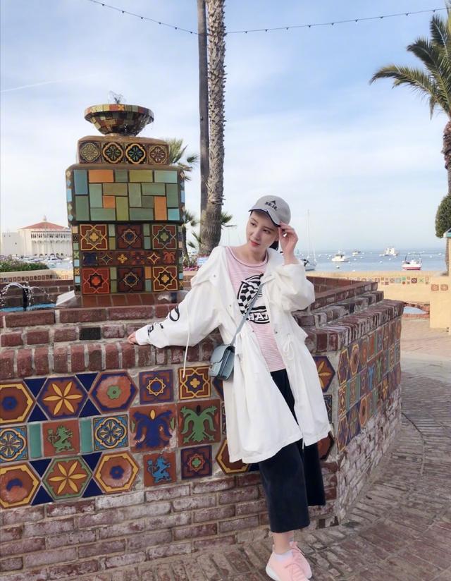 机场张萌现身机场，身材不比女团差《乘风破浪的姐姐们》未播先火