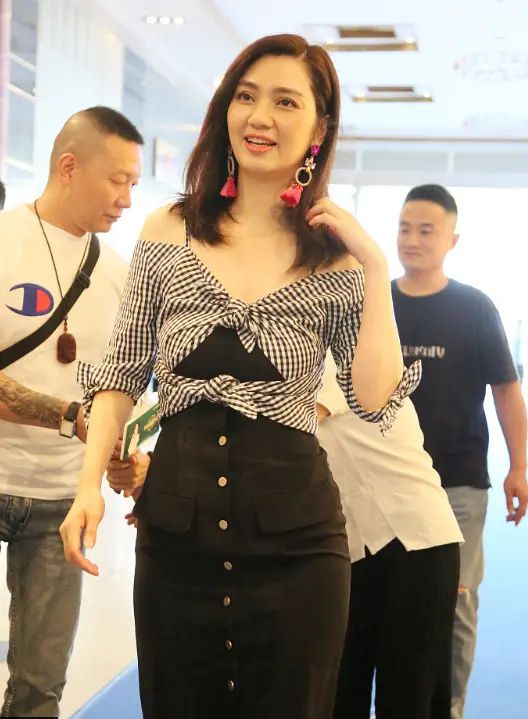 原创洪欣活的很真实素颜虽显得苍白却比很多浓妆艳抹扮嫩的自然
