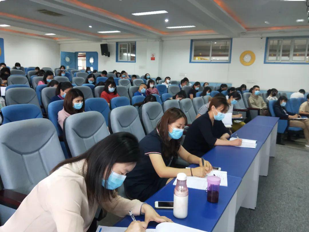 在b区,学校周刚副校长则提出了全体教职工继续做好防护,注意戴口罩,常