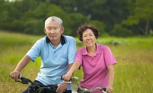 30万存款养老和每月2000退休金养老,哪个活得舒坦