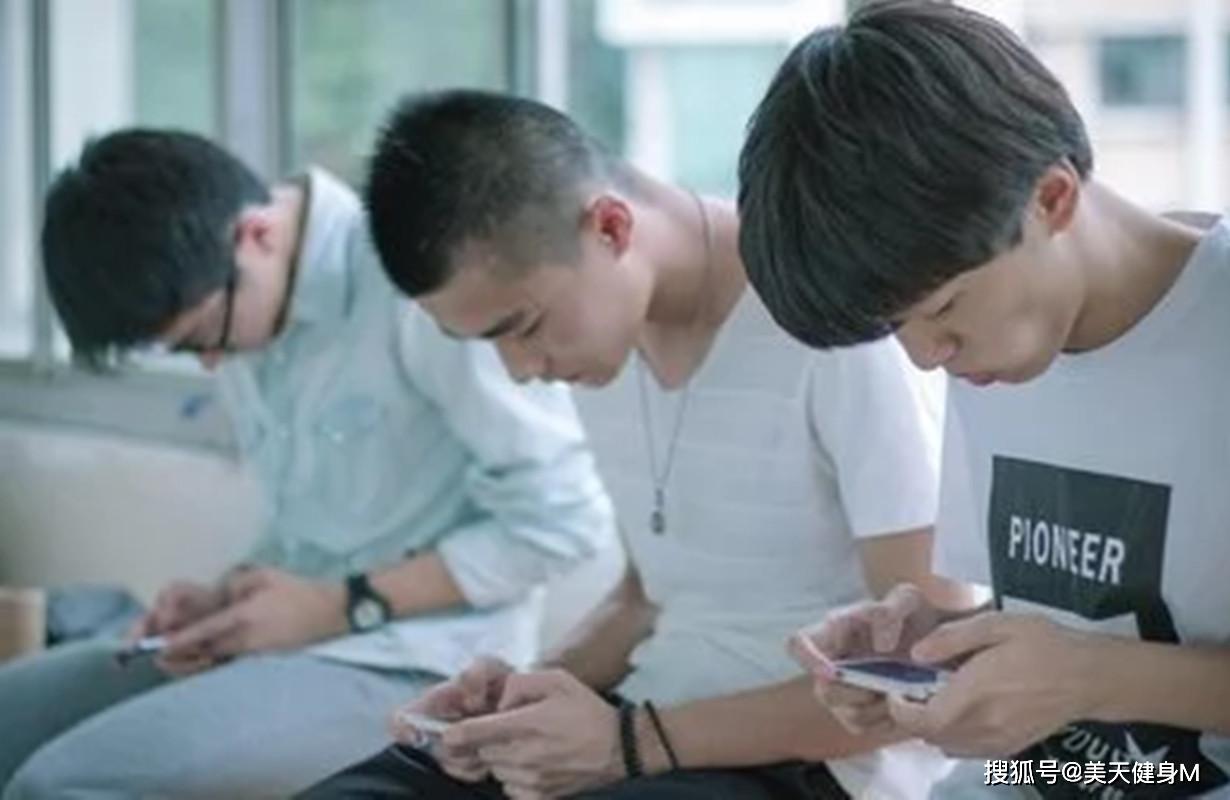 原创 长期低头玩手机形成"富贵包",别大意,可能是你忽略了这块肌肉