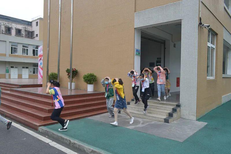 居安思危守护生命蜀南小学开展防震减灾应急避险及疏散演练