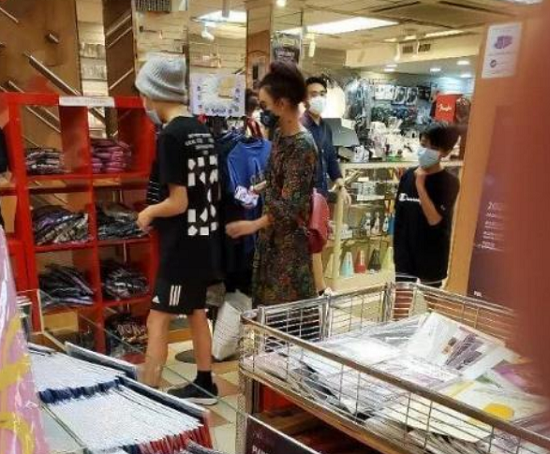 『儿子』大儿子比妈妈还高，二儿子也快赶超妈妈了张柏芝和儿子近照曝光