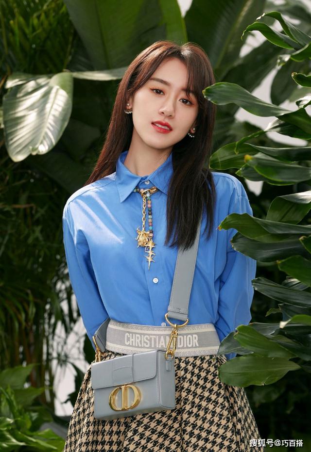 紧身小蛮腰超抢镜袁冰妍再次秀身材！紧身运动装勾勒出曼妙曲线