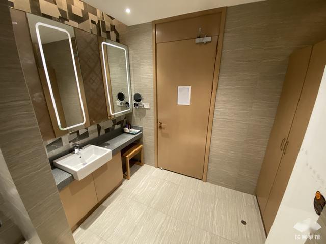 拔草东航精品航线!空姐全程姓氏称呼和半跪式服务,让人受宠若惊