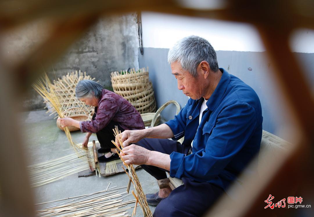 武献华▲江苏泗洪：“竹匠”夫妻的坚守，