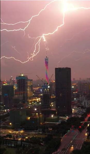 『强雷雨』太震撼了！，闪电击中广州塔瞬间