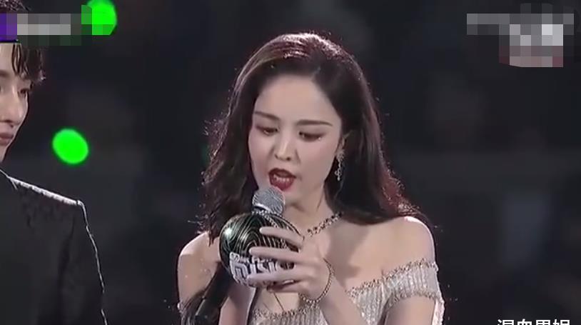 古力娜扎带5个月侄女却因涂口红对嘴亲惹争议:2岁前都