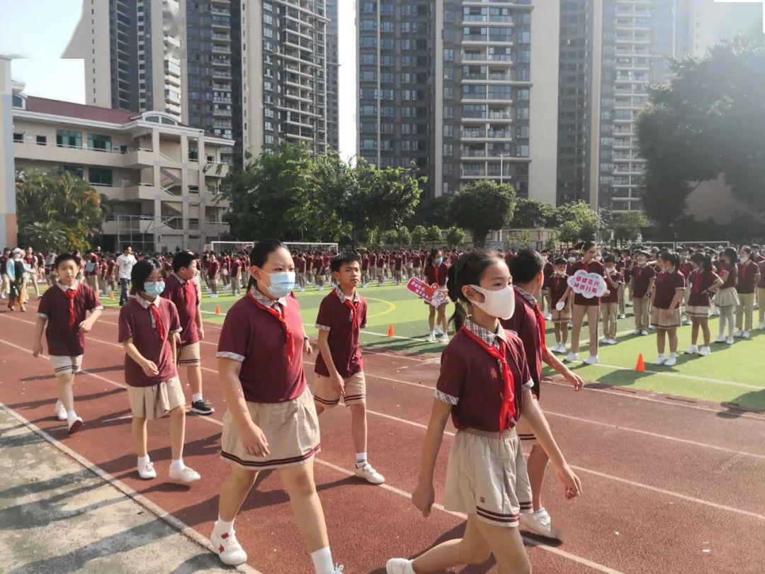 凤凰小学: 花开初夏,欢迎回家 校门口的大屏幕上 写