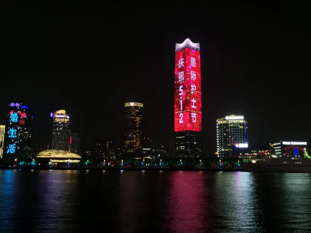 疫情向好护士比心！上海这些地标今晚为护士们亮屏亮灯