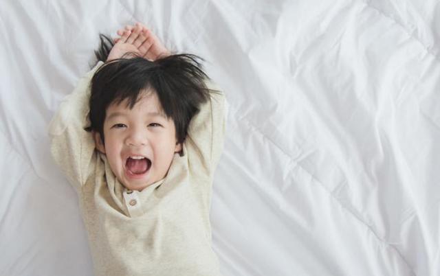 「孩子」发育会落后同龄孩子一大截，要尽早改正孩子有这种睡眠习惯