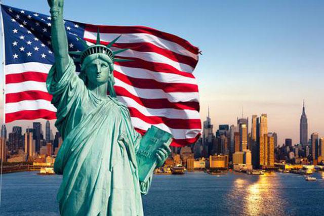 美国国旗与自由女神像(图源:淘图网)