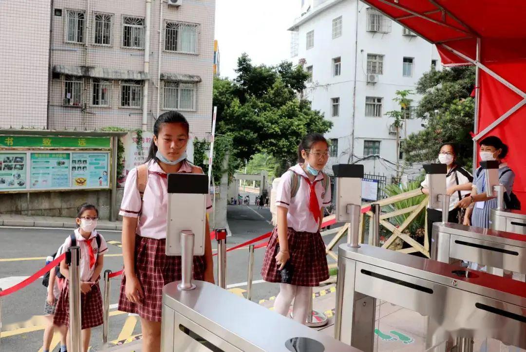 龙岩松涛小学学生有序进入校园