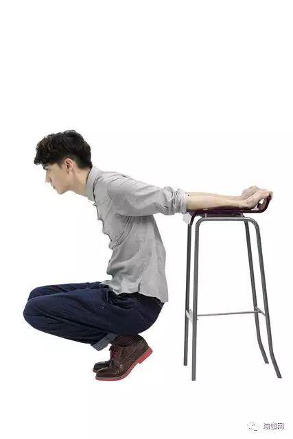 美女坐桌脚放椅子上猜成语_看图猜成语(2)