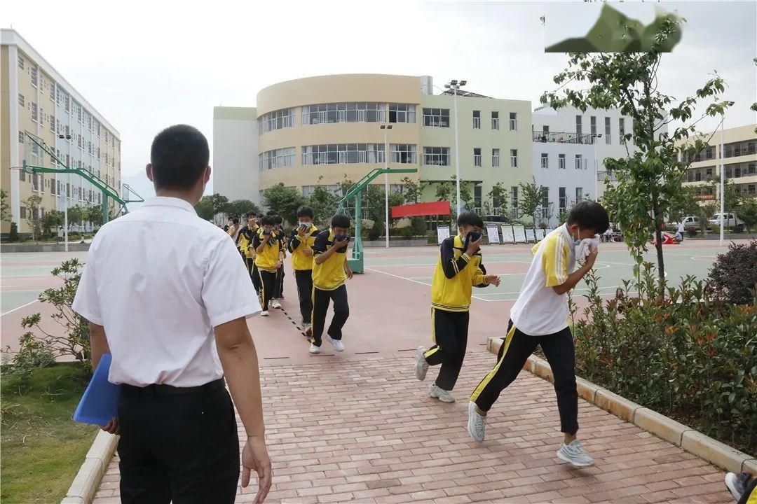 伴随着一声声警报,山狮华清中学初二年级的同学开始进行消防安全应急