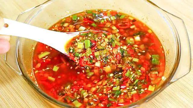 做凉拌菜时,不管是什么菜,学会这碗万能凉拌汁,酸辣开胃又好吃