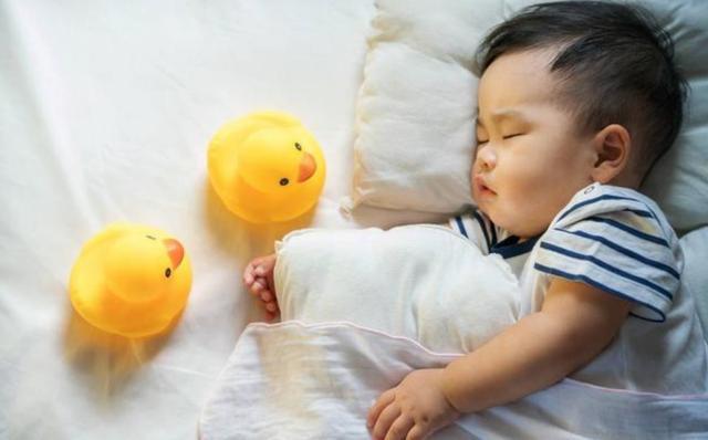 「孩子」发育会落后同龄孩子一大截，要尽早改正孩子有这种睡眠习惯