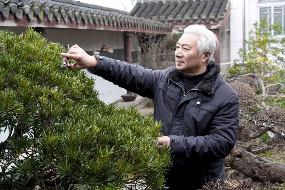 好人365袁金华自费百余万元建道德法治园一刀一凿雕精神丰碑