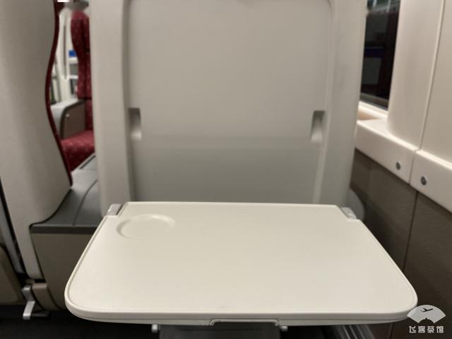 拔草东航精品航线!空姐全程姓氏称呼和半跪式服务,让人受宠若惊