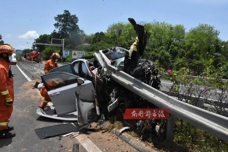 海南中线高速突发车祸1人当场身亡