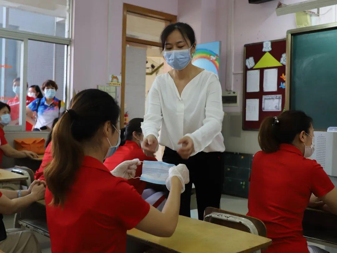 在课室模拟演练教师上课时,一名学生报告不舒服,教师从班级药箱里