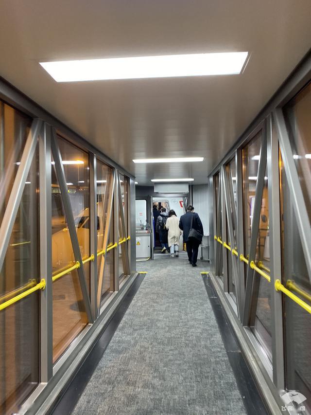 拔草东航精品航线!空姐全程姓氏称呼和半跪式服务,让人受宠若惊