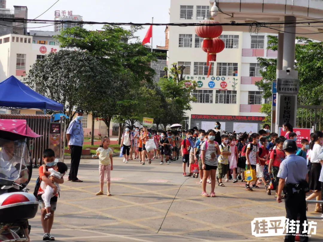 久违了实拍桂平市光明小学放学后的场景