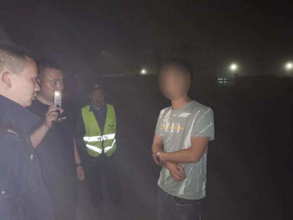 老婆一脚油门溜了!男子凌晨步行高速路16公里“追老婆”