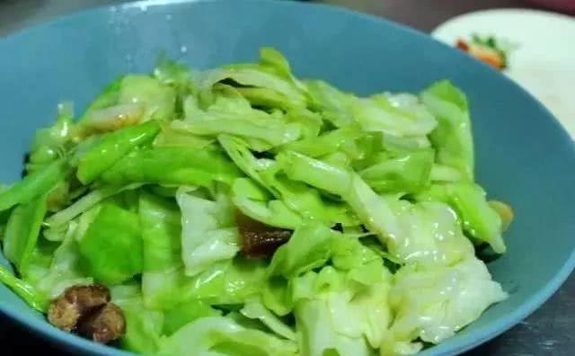 手撕包菜怎么炒比较鲜 5a82461b644b486286f55631e830f6bc.jpeg