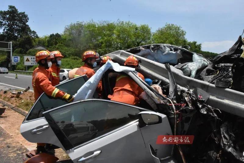 海南中线高速突发车祸1人当场身亡