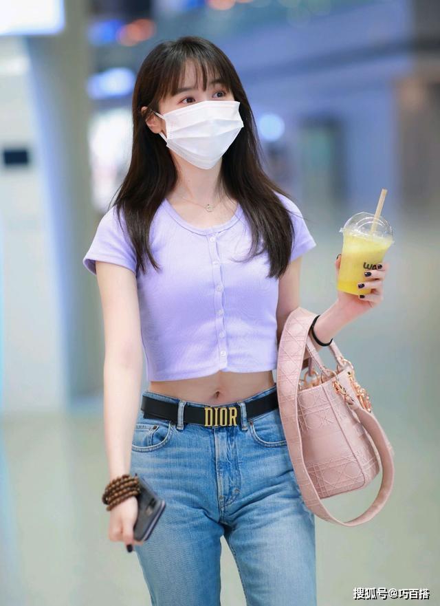 紧身小蛮腰超抢镜袁冰妍再次秀身材！紧身运动装勾勒出曼妙曲线