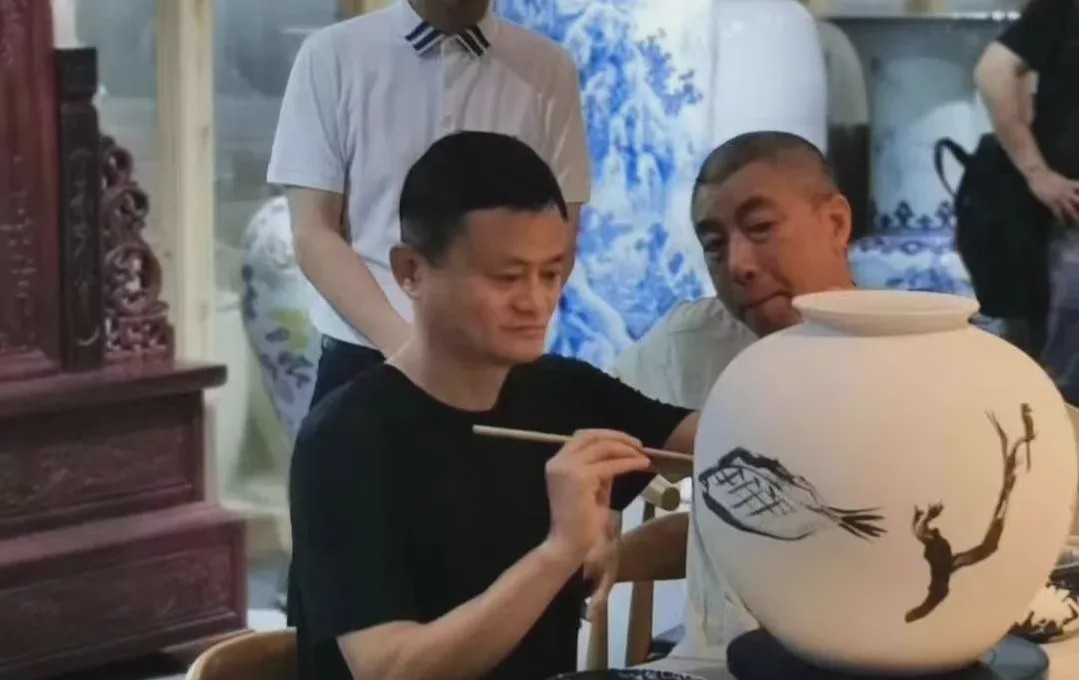 马云喜欢写字,也喜欢画画,来看看他瓷都的"作品"怎么样
