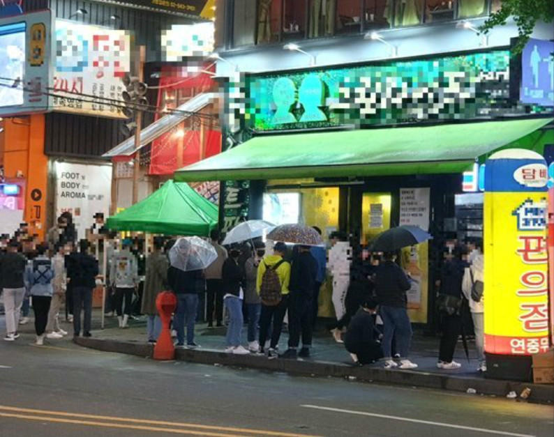 韩夜店集体感染事件已致101人确诊，居酒屋外仍有年轻人排队