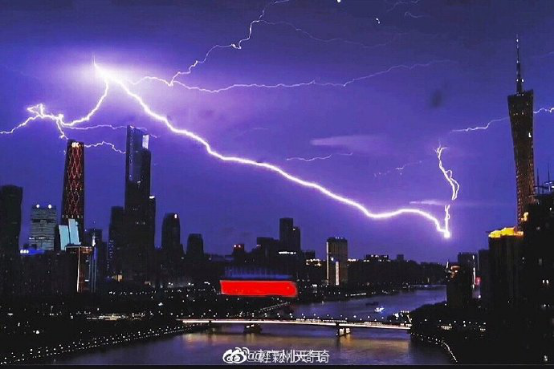 『强雷雨』太震撼了！，闪电击中广州塔瞬间