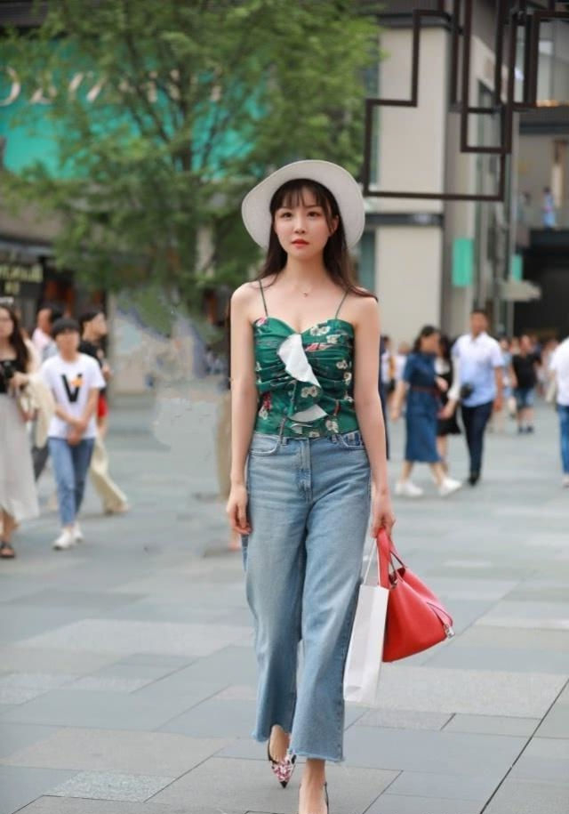 街拍,靓女妩媚性感,白色的圆领上衣搭配齐肩短发,太美