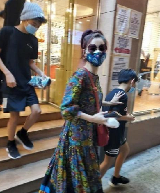 『儿子』大儿子比妈妈还高，二儿子也快赶超妈妈了张柏芝和儿子近照曝光