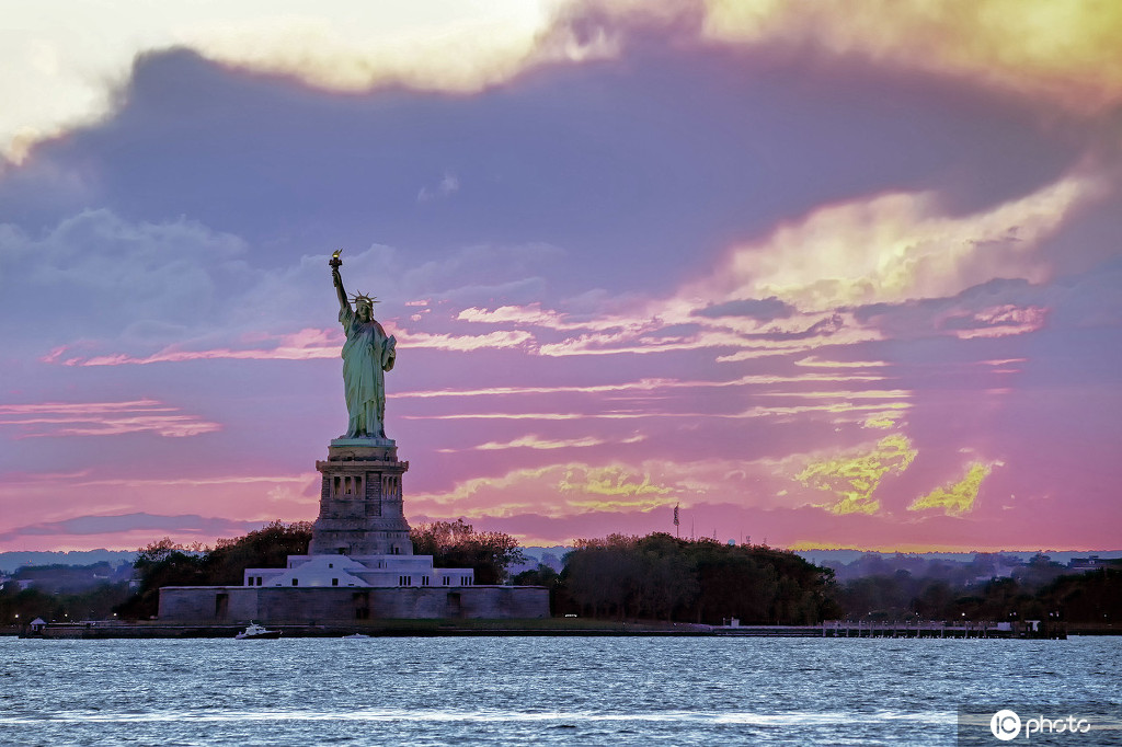 位于美国的纽约自由岛的自由女神像