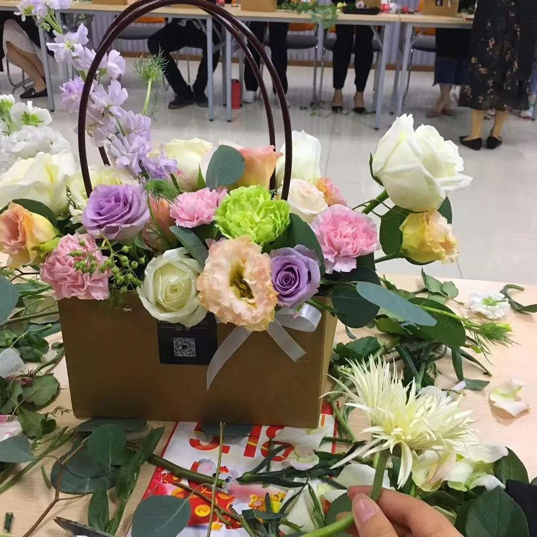 浪漫插花优雅减压今日园区美女帅哥齐学插花