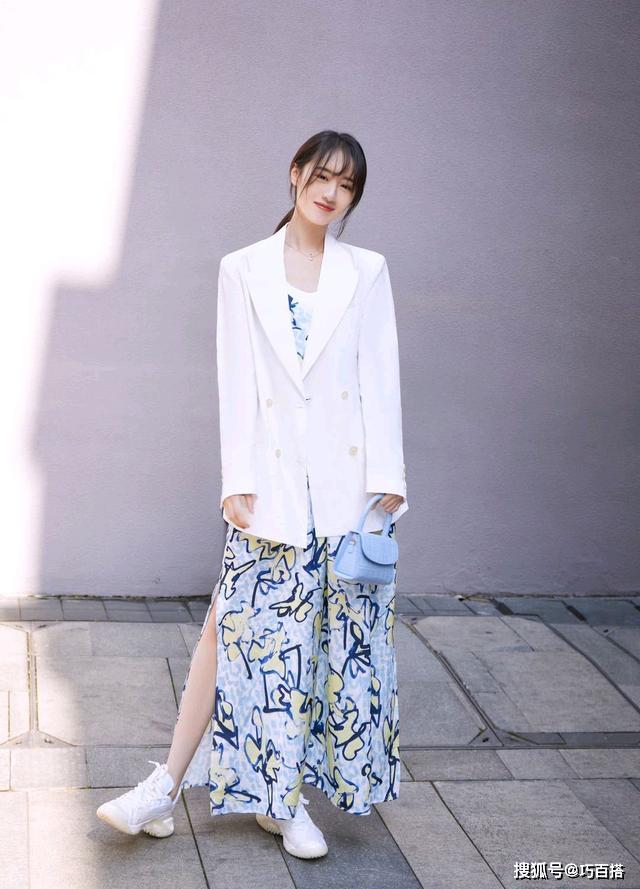 紧身小蛮腰超抢镜袁冰妍再次秀身材！紧身运动装勾勒出曼妙曲线