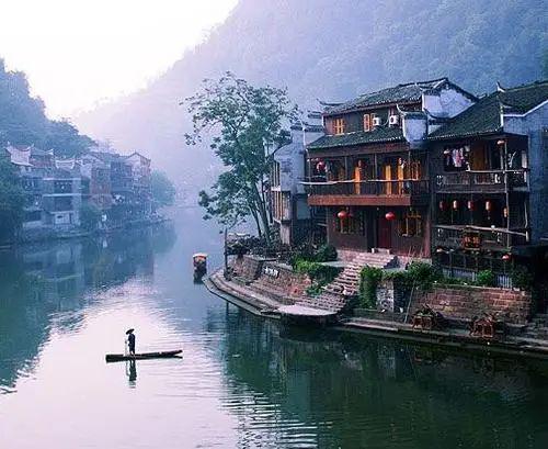 它以20世纪30年代川湘交界的边城小镇茶峒为背景,以兼具抒情诗和