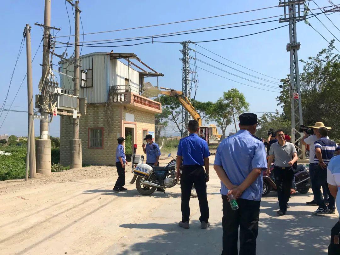 井都镇领导带队来到该镇神山社区,指挥挖掘机等机械对居民区内占据