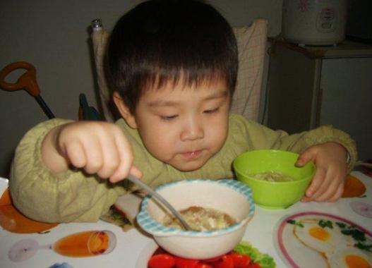 怎么教宝宝吃饭咀嚼 8cdfdf7d014e4ccab752b2cd79fbfc8a.jpeg