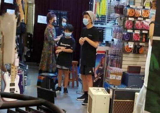 『儿子』大儿子比妈妈还高，二儿子也快赶超妈妈了张柏芝和儿子近照曝光