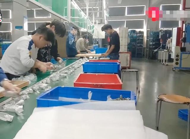 实拍浙江工厂流水线，员工像打了鸡血速度超快，1天下来却只赚200
