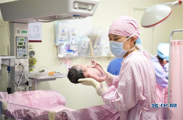 陈志昊在中山大学附属第一医院妇产科照顾刚出生的婴儿.
