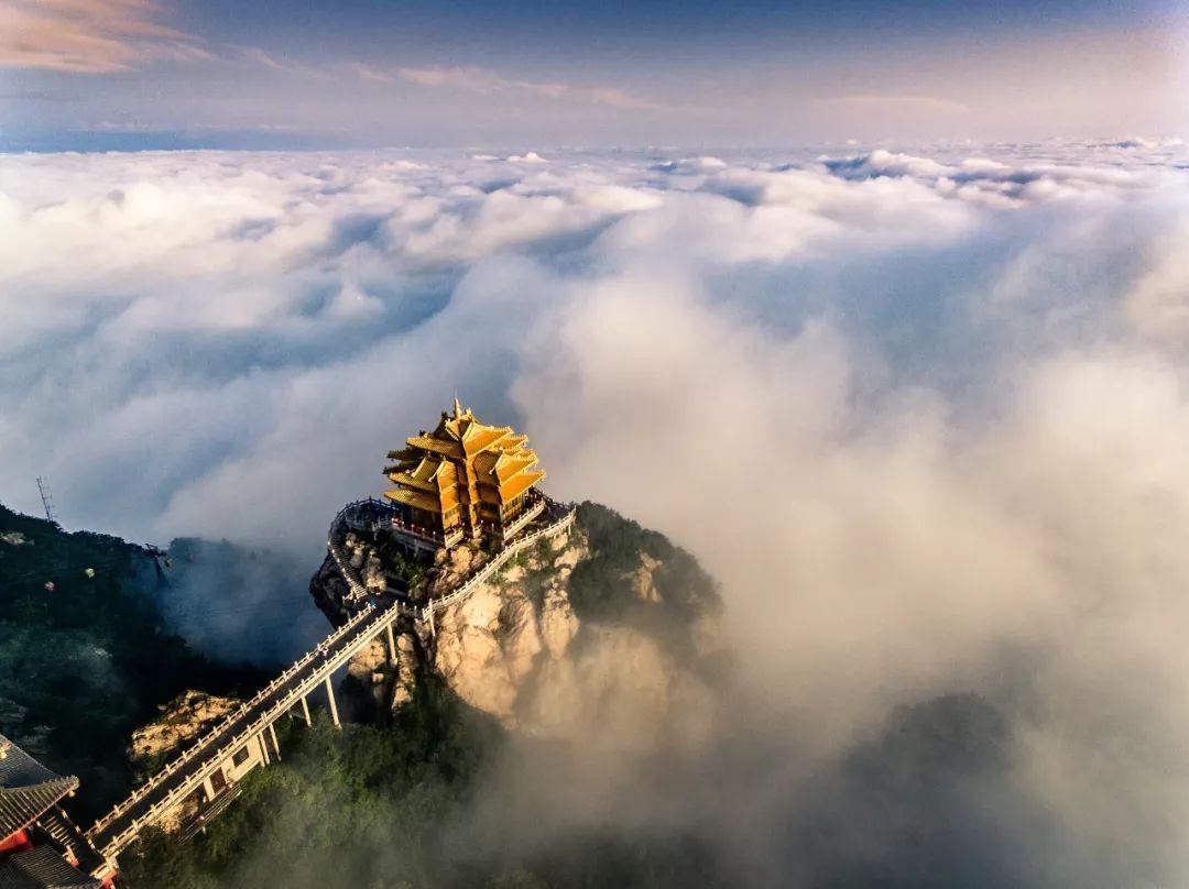 十里画屏为老君山核心景观区,当滑塌峰林与云海相会,神秘莫测,壮观