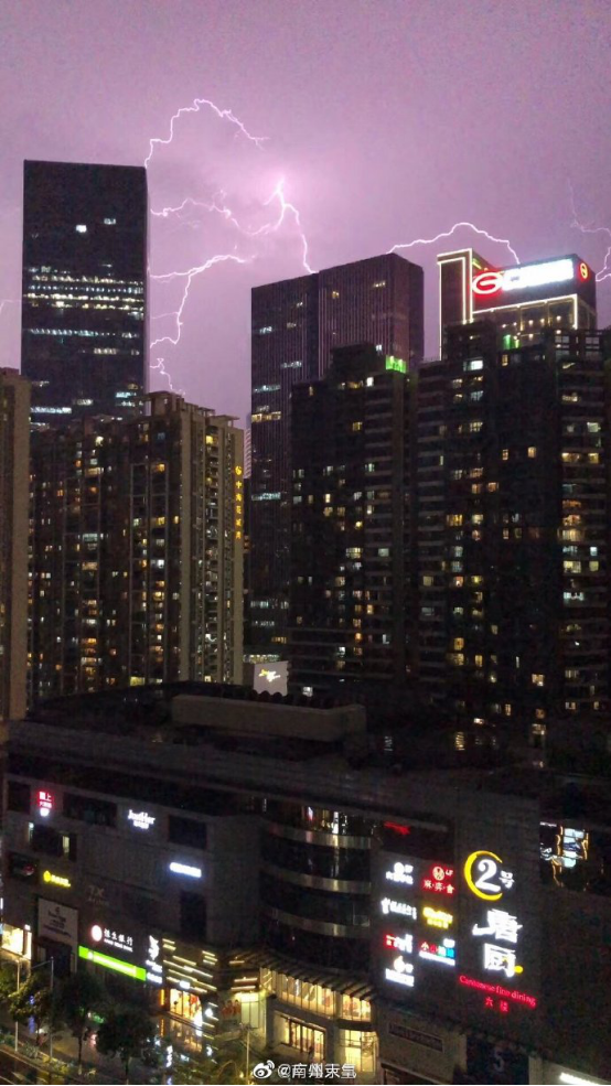 『强雷雨』太震撼了！，闪电击中广州塔瞬间