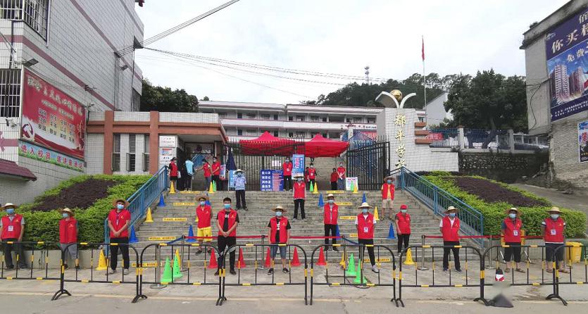 封开县江口中学志愿者为第二批返校学子提供暖心服务.