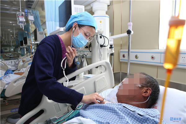 东营胜利医院重症医学科护士为患者听诊.